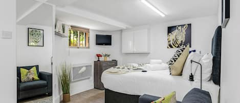 1 habitación, tabla de planchar con plancha y cuna de viaje