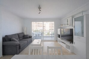 TV - Beachfront apartment with sea views & pool – 50m from the beach (Calpe)