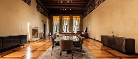 Apartment, 6 Bedrooms, Balcony, Garden View | Interior