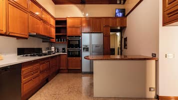 Apartment, 6 Bedrooms, Balcony, Garden View | Private kitchen