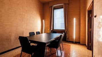 Apartment, 6 Bedrooms, Balcony, Garden View | Dining