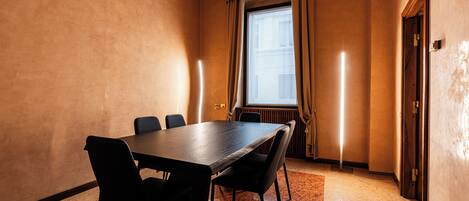 Apartment, 6 Bedrooms, Balcony, Garden View | Dining