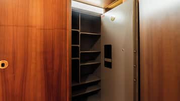 Apartment, 6 Bedrooms, Balcony, Garden View | Interior