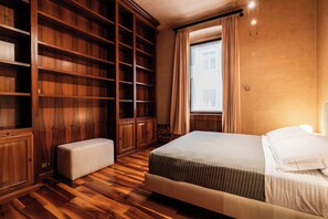 Apartamento, 6 quartos, sacada, vista para o jardim | Cofres nos quartos, ferros/tábuas de passar roupa, Wi-Fi de cortesia