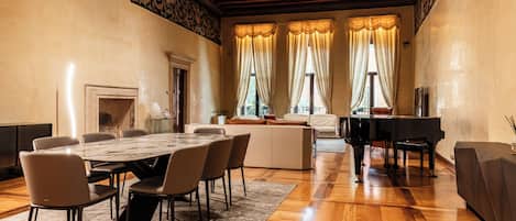 Apartment, 6 Bedrooms, Balcony, Garden View | Interior