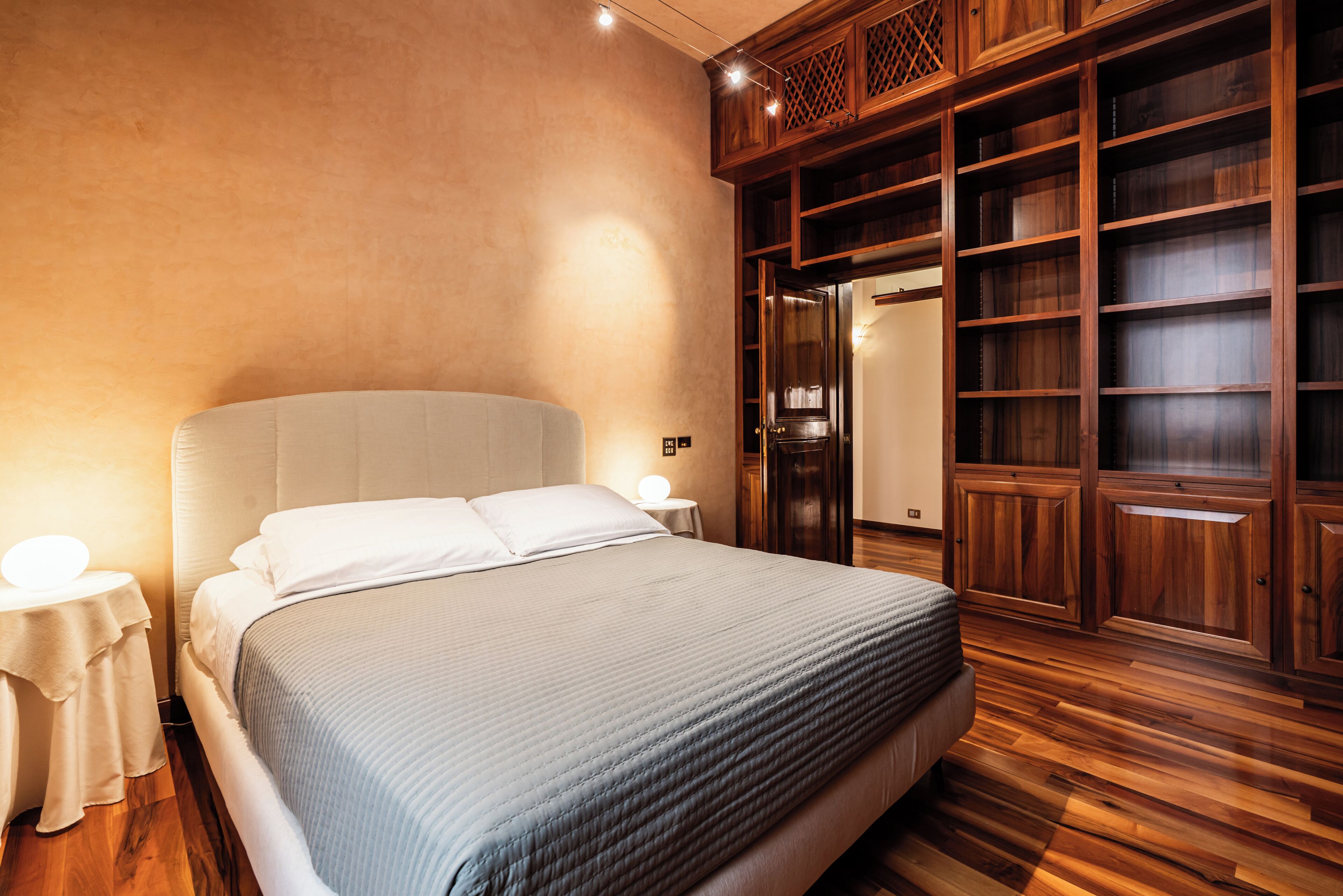 Apartamento, 6 quartos, sacada, vista para o jardim | Cofres nos quartos, ferros/tábuas de passar roupa, Wi-Fi de cortesia