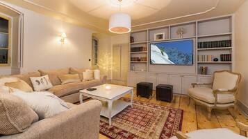 TV connectée, cheminée, livres