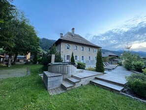 Terrace/patio - Luxury Chateau in the Heart of Morzine with exceptional mountain views (Morzine)