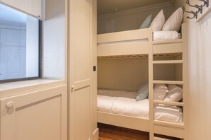 5 Schlafzimmer, Schreibtisch, Reisekinderbett, kostenloses WLAN