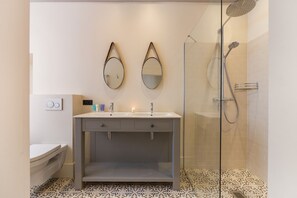 Shower, eco-friendly toiletries, hair dryer, towels - Luxury Chateau in the Heart of Morzine with exceptional mountain views (Morzine)