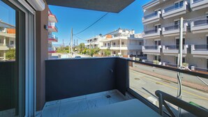 Balkon med frit udsyn til en gade og bygninger.