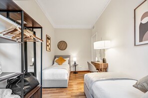 3 bedrooms, iron/ironing board, WiFi, bed sheets - "Airbnb Luxe" Gorgeous + 3 Bedroom Near The Duomo (Milano)