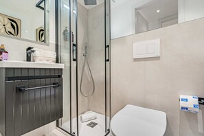 Douche, sèche-cheveux, bidet, serviettes fournies