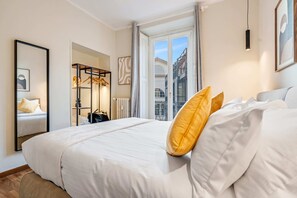 3 bedrooms, iron/ironing board, WiFi, bed sheets - "Airbnb Luxe" Gorgeous + 3 Bedroom Near The Duomo (Milano)