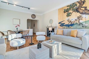 Living area - "Airbnb Luxe" Gorgeous + 3 Bedroom Near The Duomo (Milano)