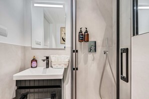 Shower, hair dryer, bidet, towels - "Airbnb Luxe" Gorgeous + 3 Bedroom Near The Duomo (Milano)