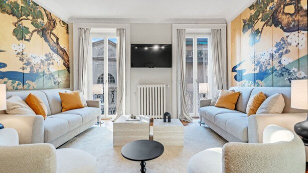 A modern living room with two sofas, a coffee table, and a TV mounted on the wall. - "Airbnb Luxe" Gorgeous + 3 Bedroom Near The Duomo (Milano)