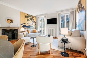 Living area - "Airbnb Luxe" Gorgeous + 3 Bedroom Near The Duomo (Milano)