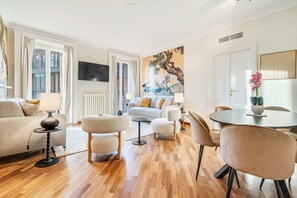 Living area - "Airbnb Luxe" Gorgeous + 3 Bedroom Near The Duomo (Milano)