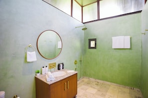 Villa Deluxe, vue jardin | Salle de bain | Chaussons