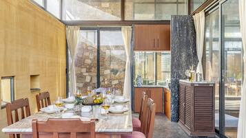 Villa Deluxe - utsikt mot trädgården | Restauranger