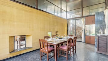 Deluxe Villa, Garden View | Dining