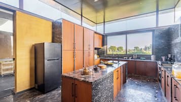 Deluxe villa, uitzicht op tuin | Privékeuken