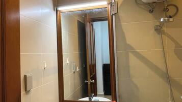 Apartamento familiar, balcón, vistas a la ciudad | Baño | Ducha y cabezal de ducha tipo lluvia