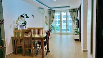 Apartamento família, sacada, vista para a cidade | Parte interna