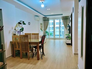 Apartamento família, sacada, vista para a cidade | Parte interna