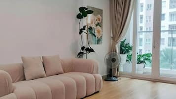 Apartamento família, sacada, vista para a cidade | Área de estar