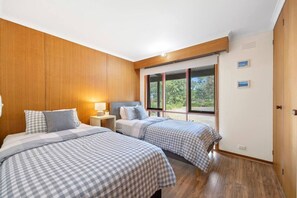 4 bedrooms, desk, WiFi - Multi-Family Coastal Escape | Camp & Stay (St Leonards)