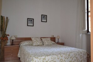 House, 2 Bedrooms, Accessible - Charming 1951 House in Deltebre Wheelchair Accessible Retreat (Deltebre)