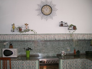 Private kitchen - Charming 1951 House in Deltebre Wheelchair Accessible Retreat (Deltebre)
