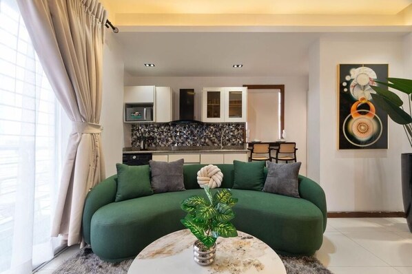 Departamento de lujo, balcón, vista a la ciudad | Área de sala de estar