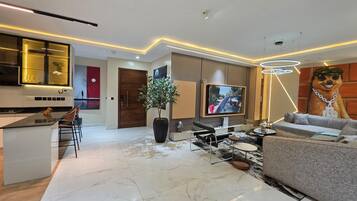 Luxury Apartment, Balcony, City View | Ruang tamu