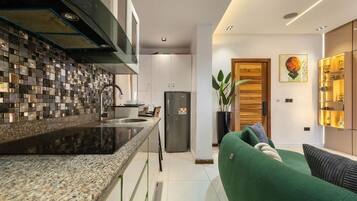 Luxury Apartment, Balcony, City View | Bahagian dalam