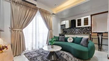 Luxury Apartment, Balcony, City View | Ruang tamu