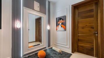 Luxury Apartment, Balcony, City View | Bahagian dalam