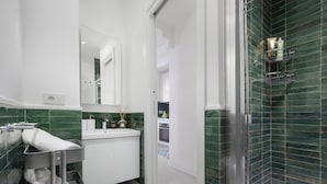 A modern bathroom with a shower, a sink, and a mirror. - Stayxperience - Casa Apreda (Sorrento)