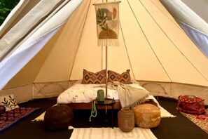 Room - Private Hilltop Tents + Fire Pit + Forest Views (Čmelíny)
