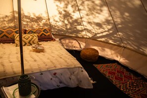 Room - Private Hilltop Tents + Fire Pit + Forest Views (Čmelíny)