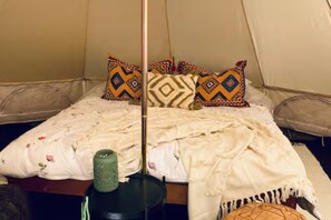 Room - Private Hilltop Tents + Fire Pit + Forest Views (Čmelíny)