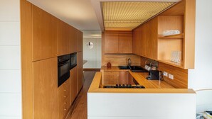 A modern kitchen with wooden cabinets, a built-in stove, and a sink. - Residenza vista mozzafiato Ponte Pietra (Verona)