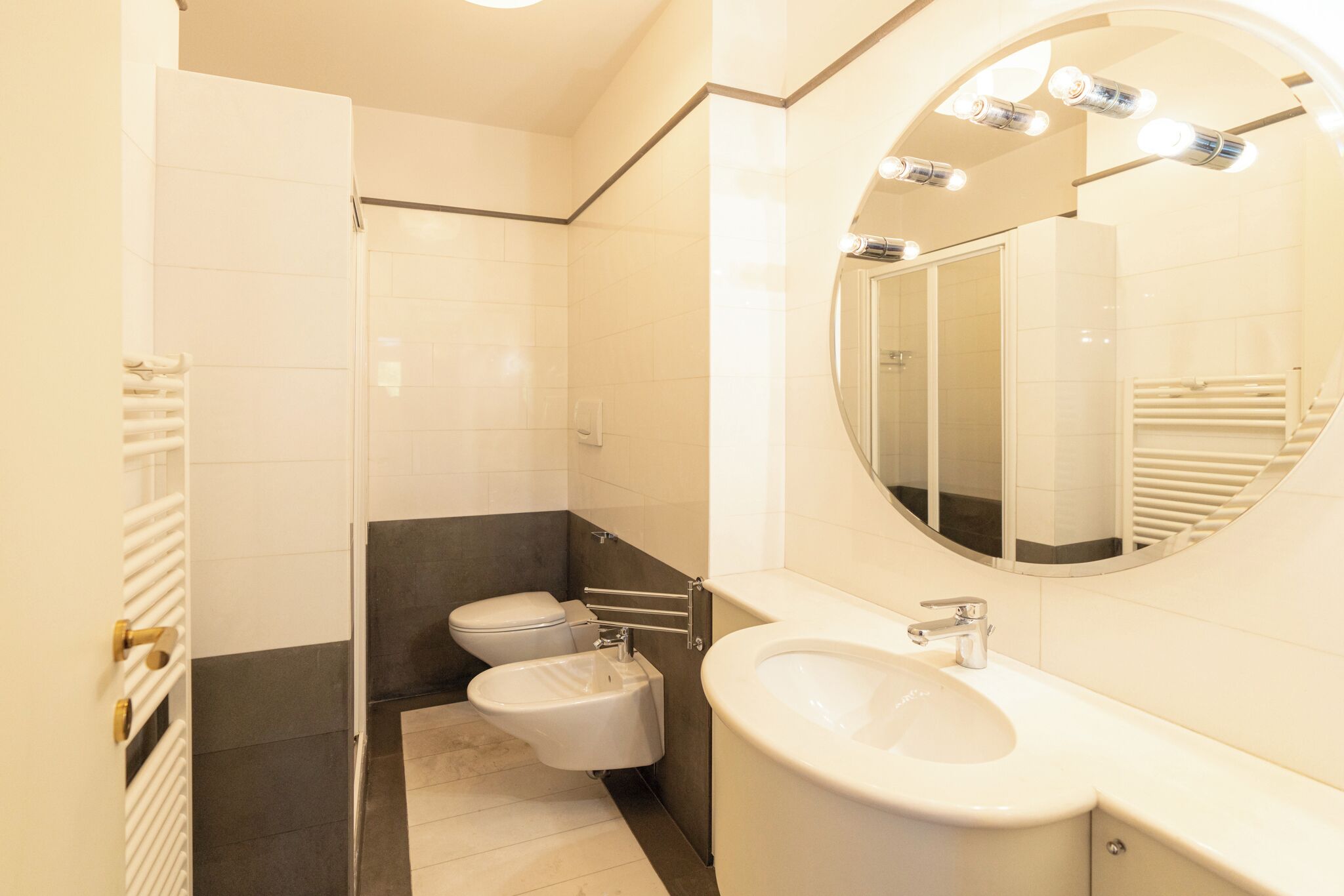 Un baño moderno con inodoro, bidé y lavamanos.