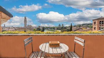 Duplex, River View | Outdoor dining