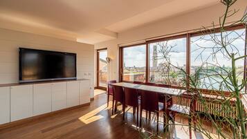 Duplex, River View | Dining
