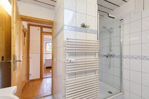 Douche, séchoir à cheveux, serviettes fournies