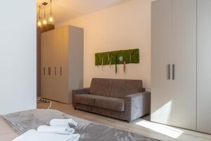 Escritorio, cortinas opacas, tabla de planchar con plancha y wifi gratis