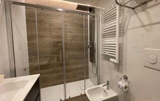 Bañera y ducha independientes, secador de pelo, pantuflas, toallas